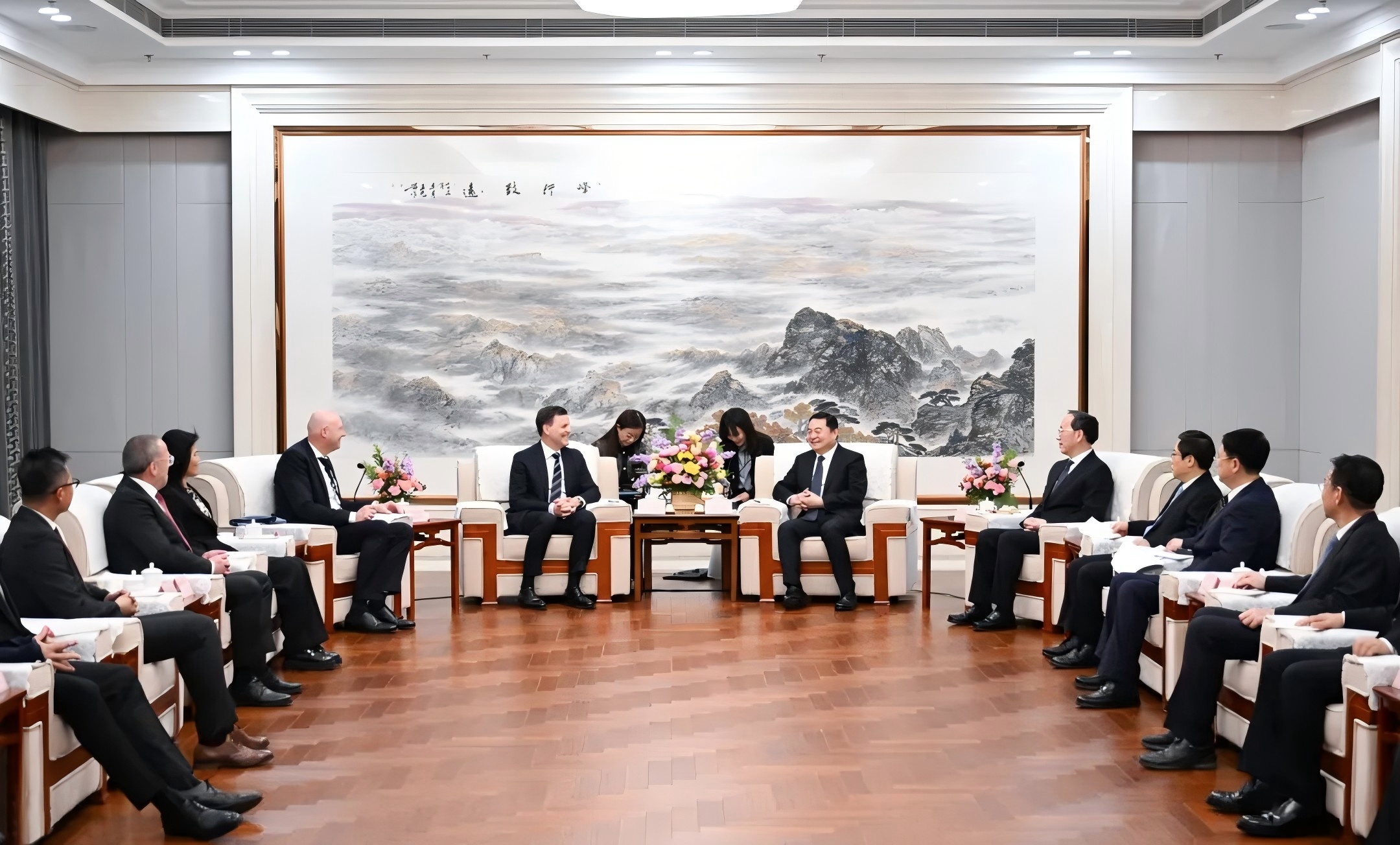 Hao Peng and Li Lecheng Meet with the Delegation Led by Stefan Brandl, Vice Chairman of the Board and CEO of the DRÄXLMAIER Group of Germany