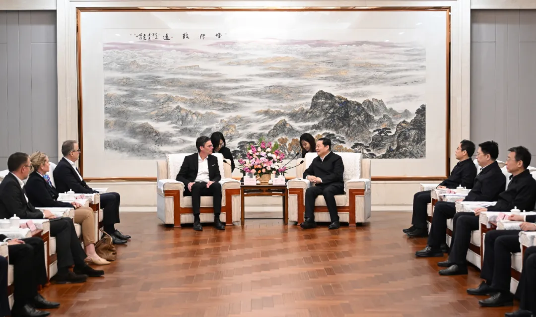 Hao Peng Meets with the Delegation led by Frank Stietz, COO and Member of the Board of Managing Directors of the Heraeus Group