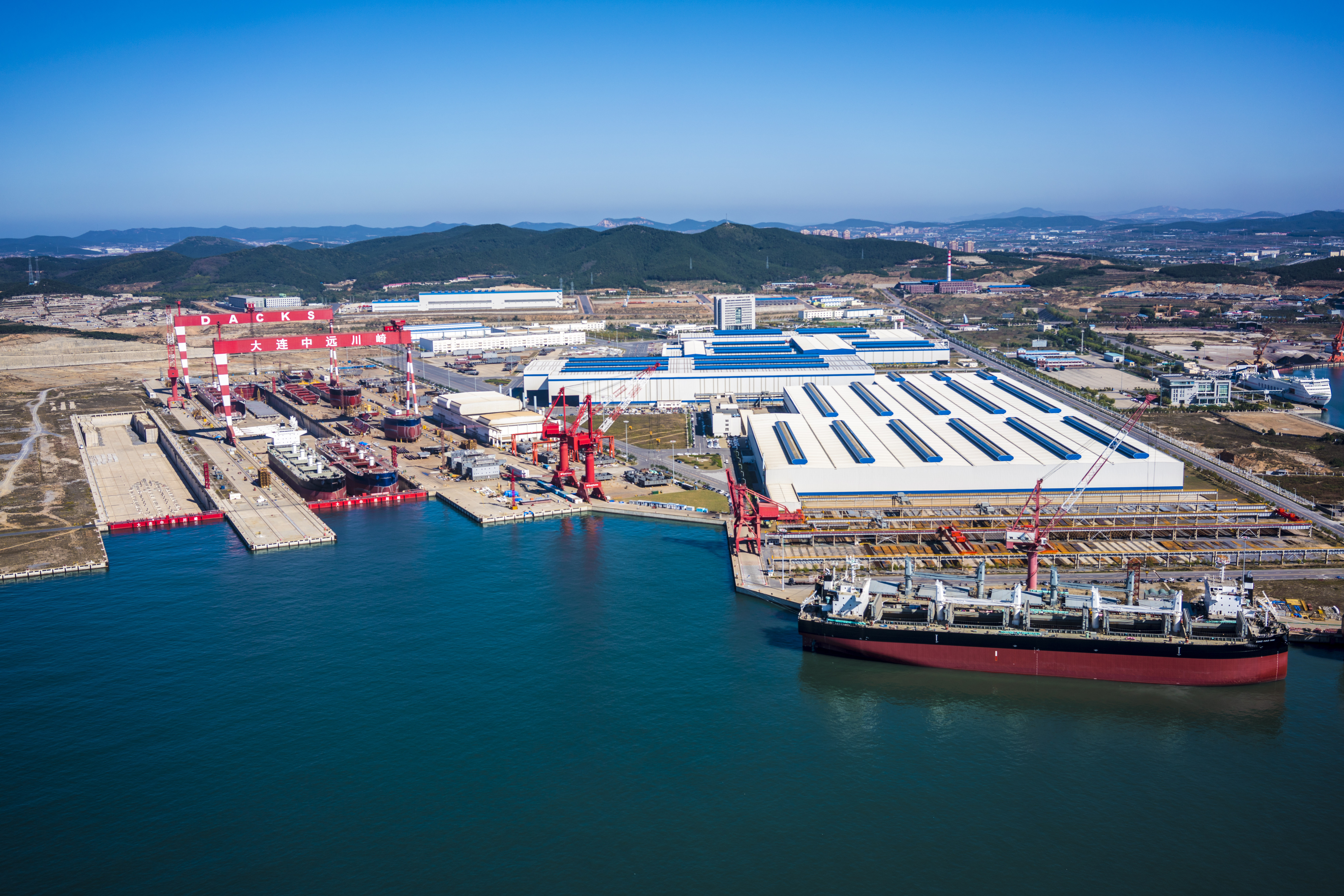 俯瞰大连中远海运川崎厂区